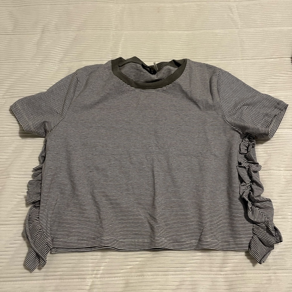 Cute striped crop shirt with ruffles 
Size S
Perfect condition